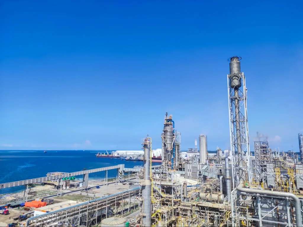 Fábrica de fertilizantes à beira mar