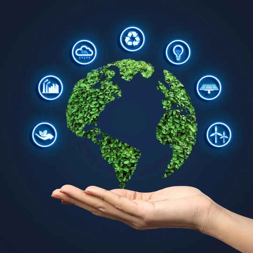 Imagem ilustrativa de uma mão segurando o planeta Terra. Os continentes estão cobertos de plantas e ao redor do planeta estão inclusos diferentes símbolos, que representam um modelo de produção sustentável.